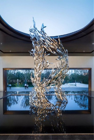 地產(chǎn)抽象鏡面魚(yú)群不銹鋼雕塑定制