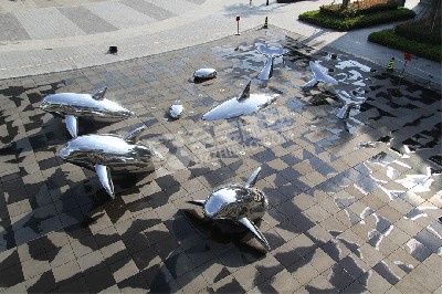 城市廣場(chǎng)鏡面創(chuàng)意海豚不銹鋼雕塑定制