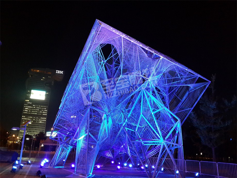 城市廣場(chǎng)落地標(biāo)志性建筑鏤空創(chuàng)意幾何不銹鋼雕塑定制