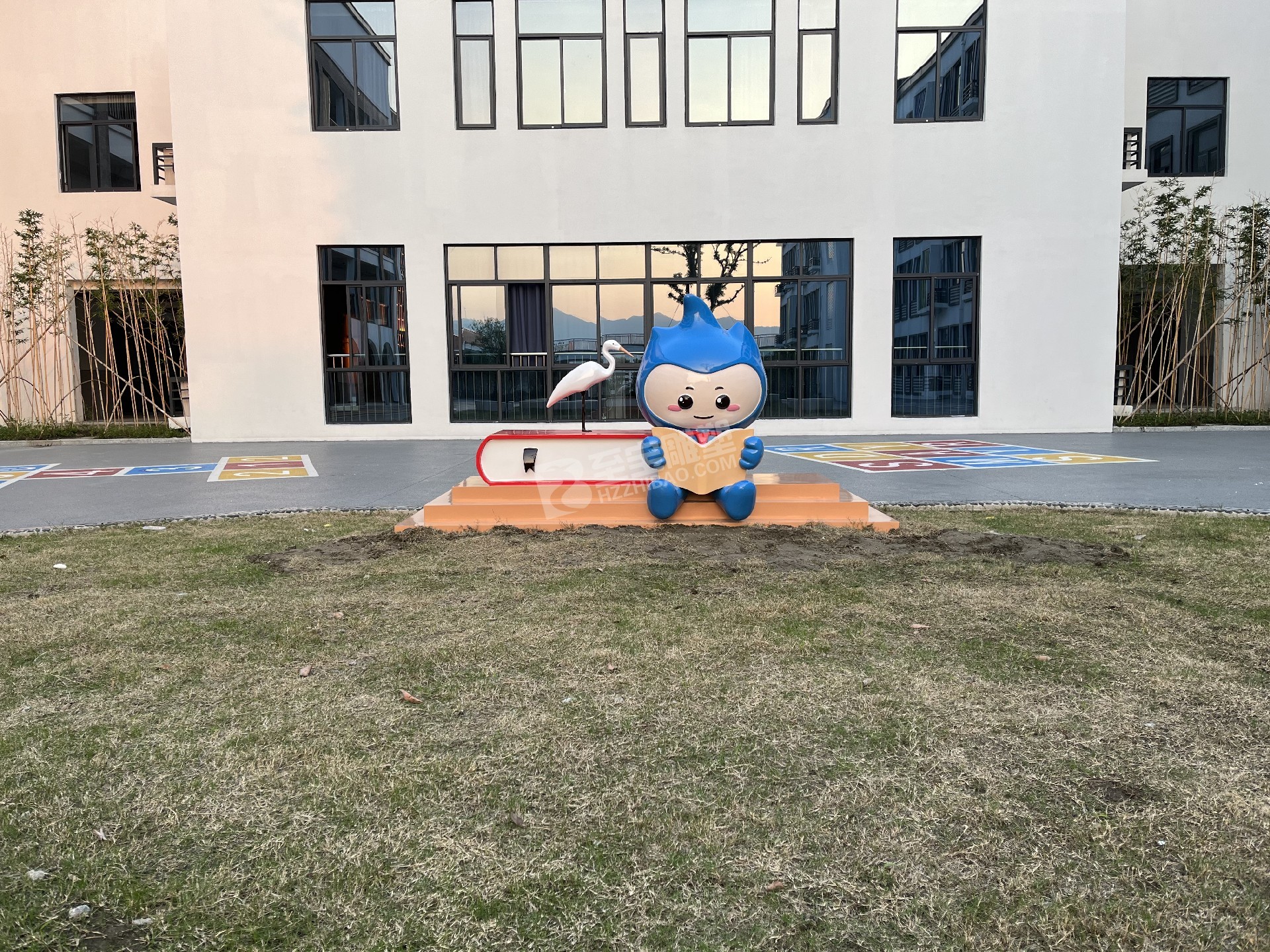 湖州吳山區(qū)愛山小學(xué)玻璃鋼雕塑、不銹鋼雕塑項目