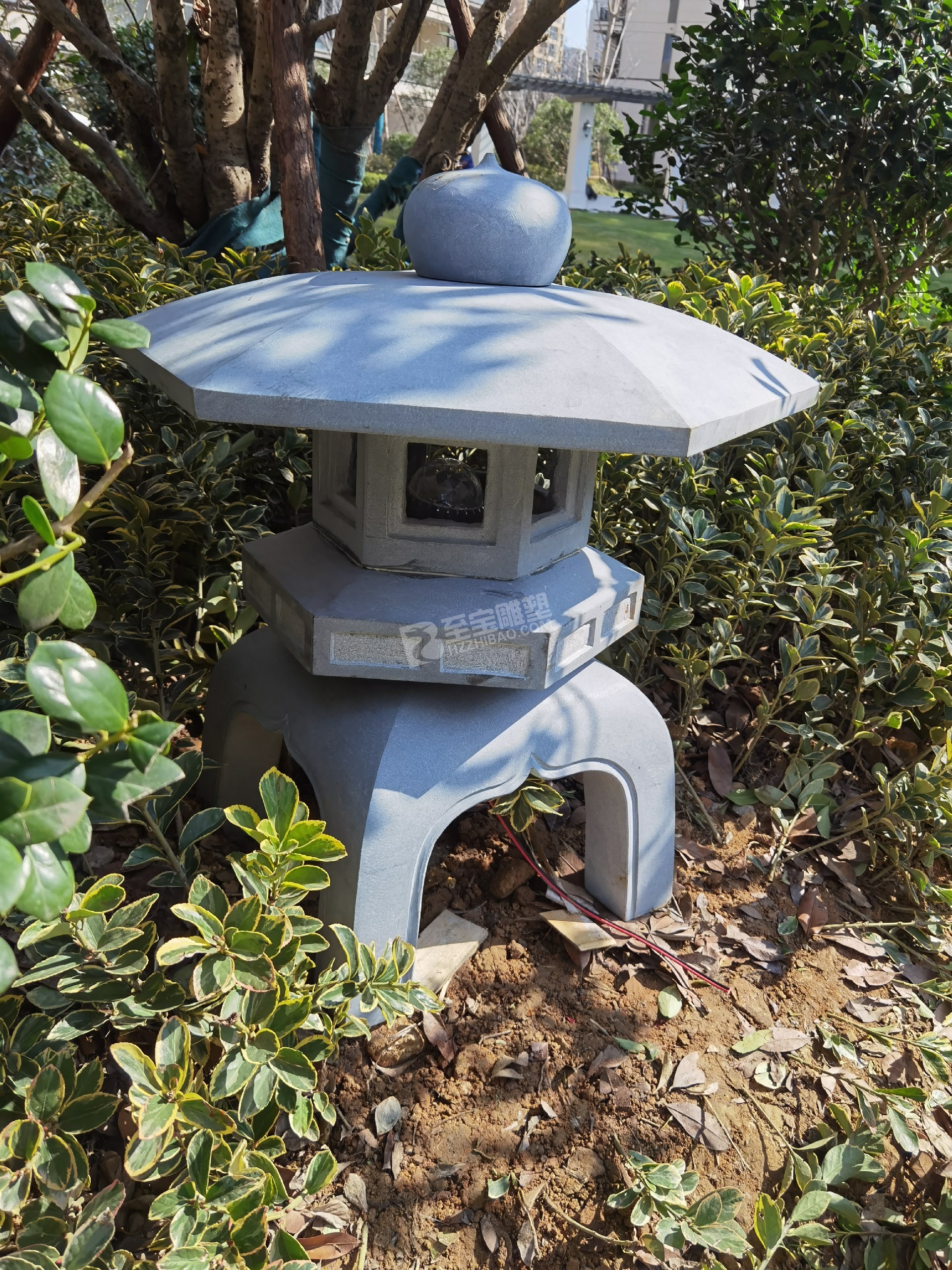 榮安臺州金成華府烤漆玻璃鋼鹿群、花缽雕塑項目