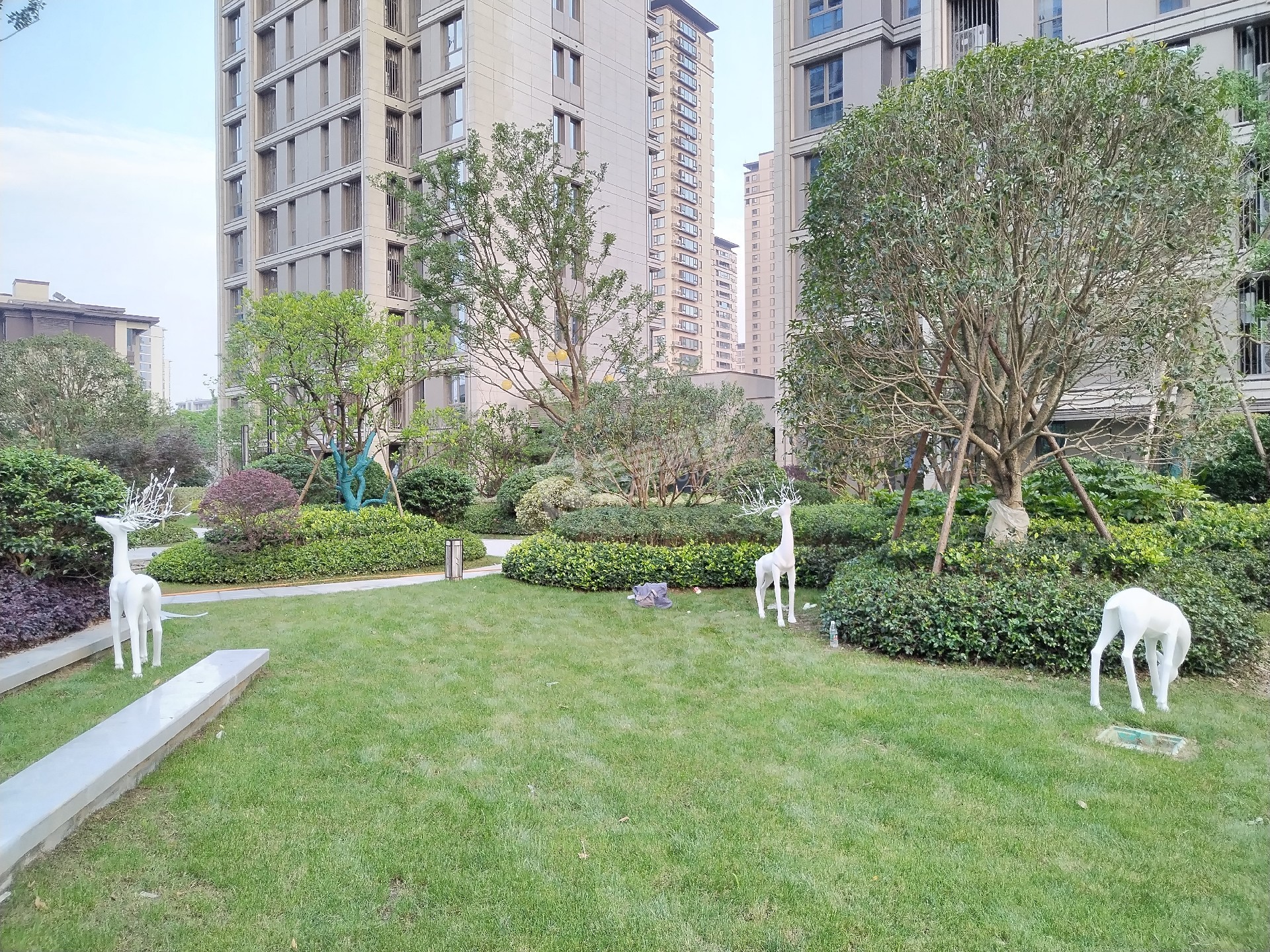 榮安臺州金成華府烤漆玻璃鋼鹿群、花缽雕塑項目