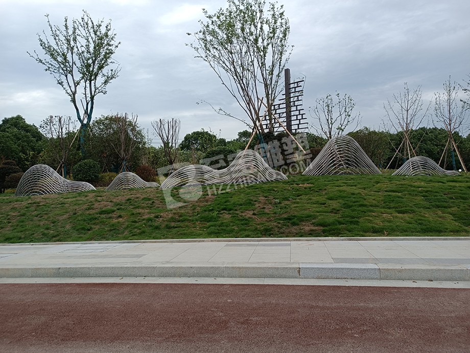 寧波海曙區(qū)萬(wàn)興路山形不銹鋼雕塑