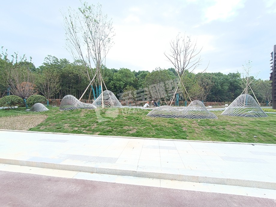 寧波海曙區(qū)萬(wàn)興路山形不銹鋼雕塑
